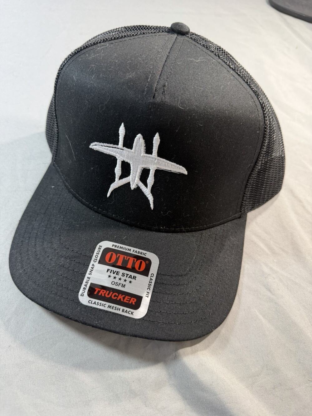 Alia trucker Hat black and white adjustable